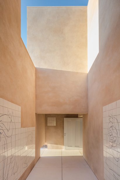 Álvaro Siza builds Capela do Monte chapel for new off-grid retreat in the Algarve