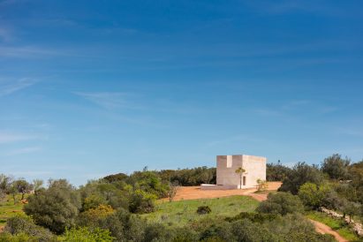 Álvaro Siza builds Capela do Monte chapel for new off-grid retreat in the Algarve