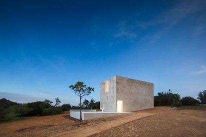 Álvaro Siza builds Capela do Monte chapel for new off-grid retreat in the Algarve