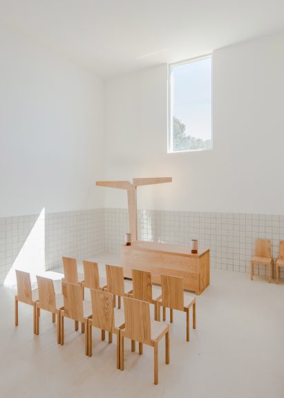 Álvaro Siza builds Capela do Monte chapel for new off-grid retreat in the Algarve