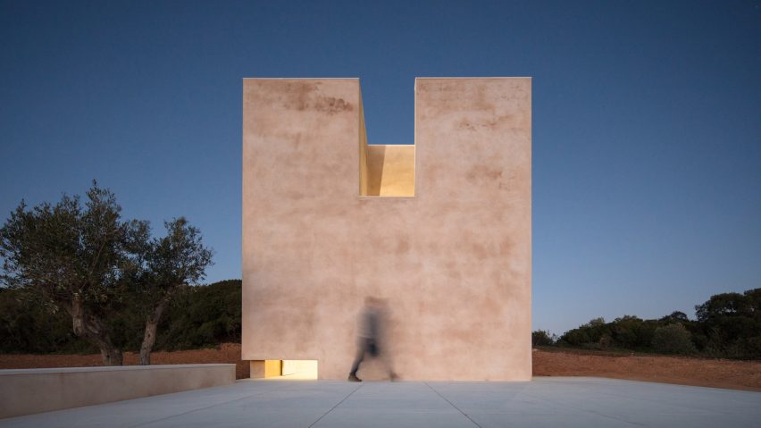 Álvaro Siza builds Capela do Monte chapel for off-grid retreat in the Algarve