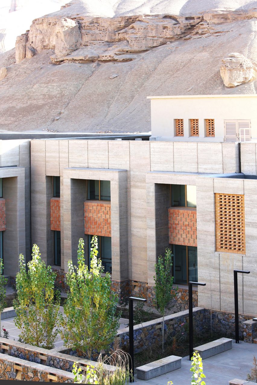 Arcop arranges Afghan hospital around public and private courtyards