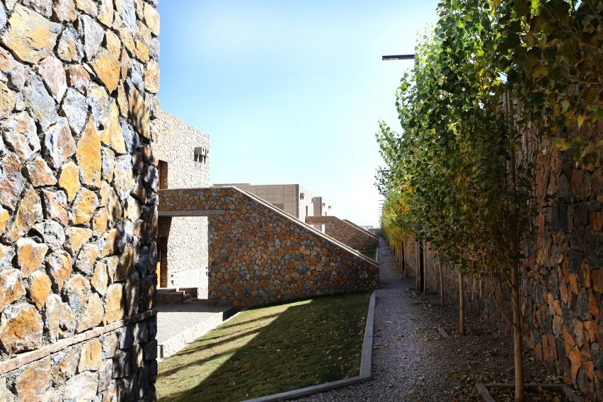 Arcop arranges Afghan hospital around public and private courtyards