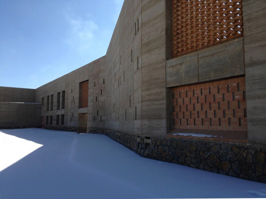 Arcop arranges Afghan hospital around public and private courtyards