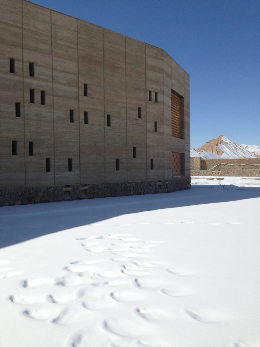 Arcop arranges Afghan hospital around public and private courtyards