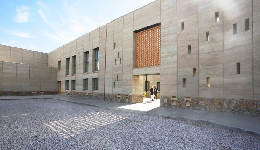 Arcop arranges Afghan hospital around public and private courtyards