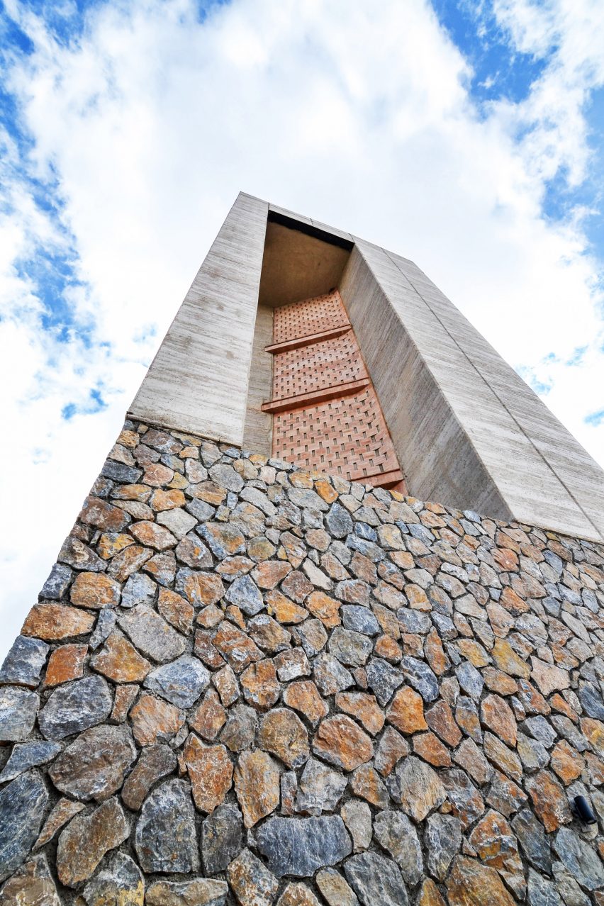 Arcop arranges Afghan hospital around public and private courtyards