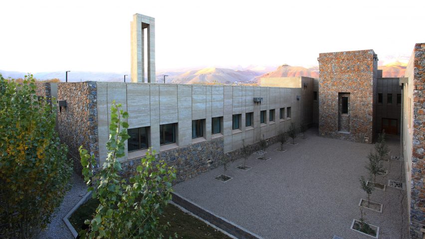 Arcop arranges Afghan hospital around public and private courtyards