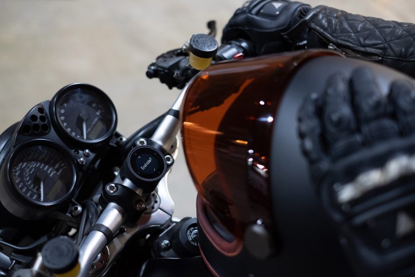 Beeline's minimal navigation device directs motorcyclists with a single arrow