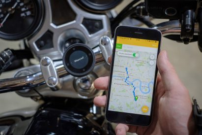 Beeline's minimal navigation device directs motorcyclists with a single arrow