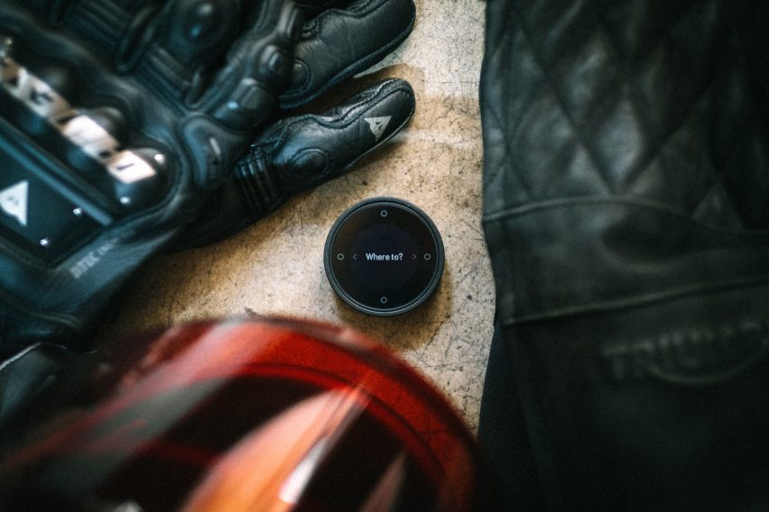Beeline's minimal navigation device directs motorcyclists with a single arrow