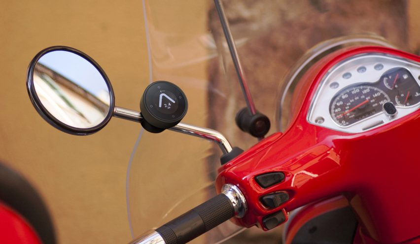 Beeline's minimal navigation device directs motorcyclists with a single arrow