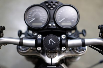 Beeline's minimal navigation device directs motorcyclists with a single arrow