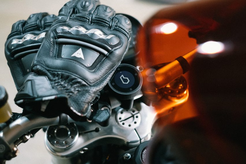 Beeline's minimal navigation device directs motorcyclists with a single arrow
