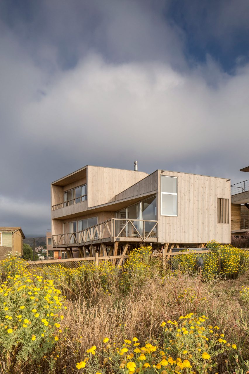 Casa Mujeres by Ignacio Correa