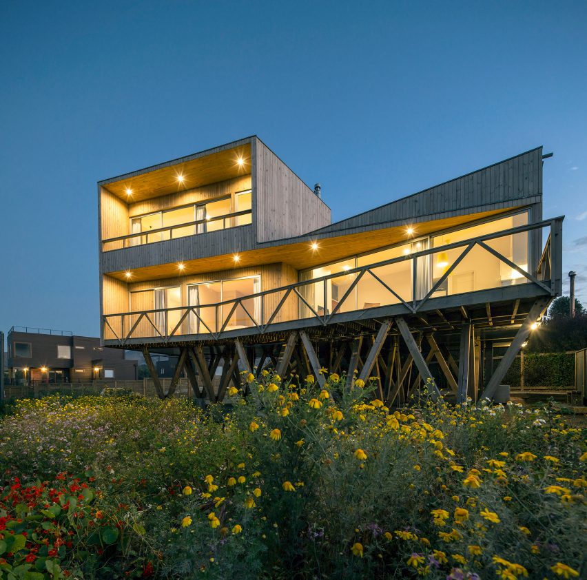 Casa Mujeres by Ignacio Correa