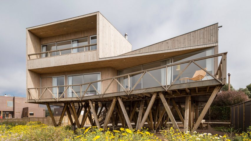 Casa Mujeres by Ignacio Correa