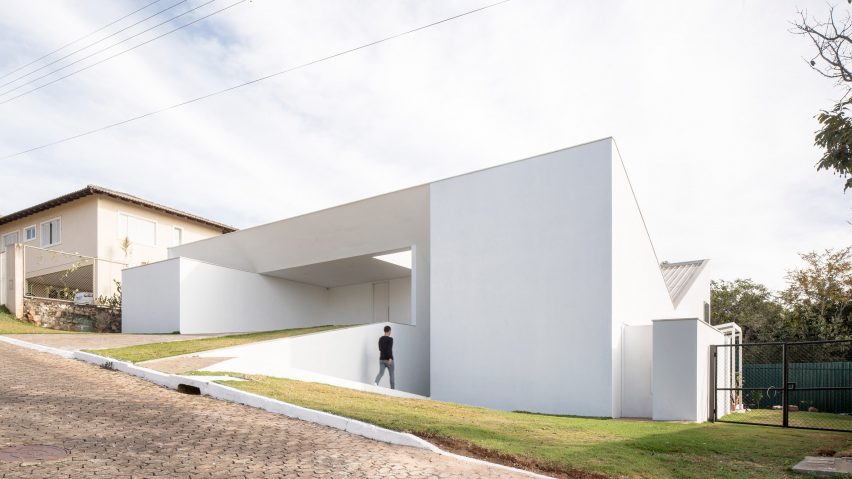 Bloco Arquitetos gives “abstract character” to Cora House in Brasília