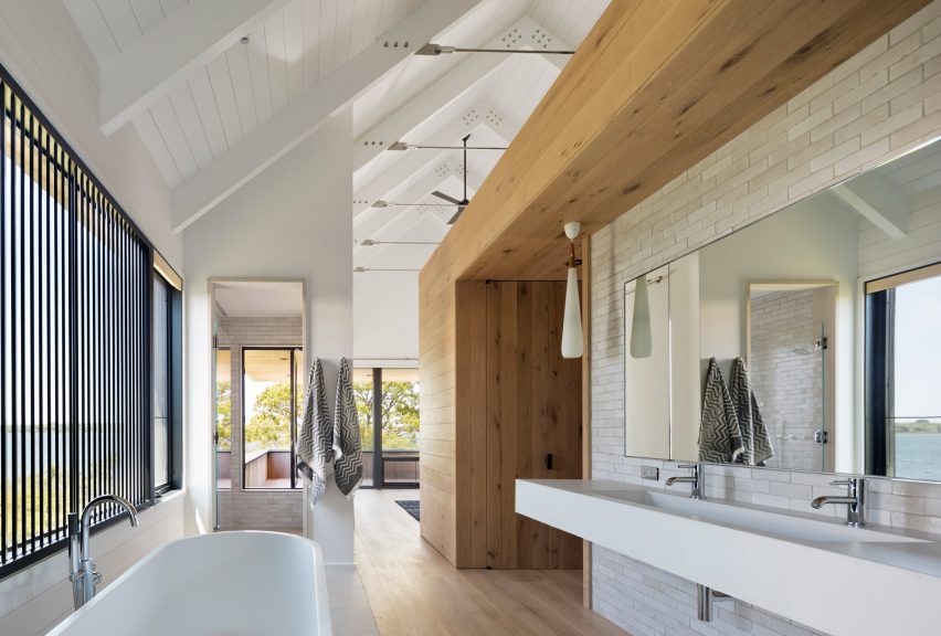 East Lake House by Robert Young Architects