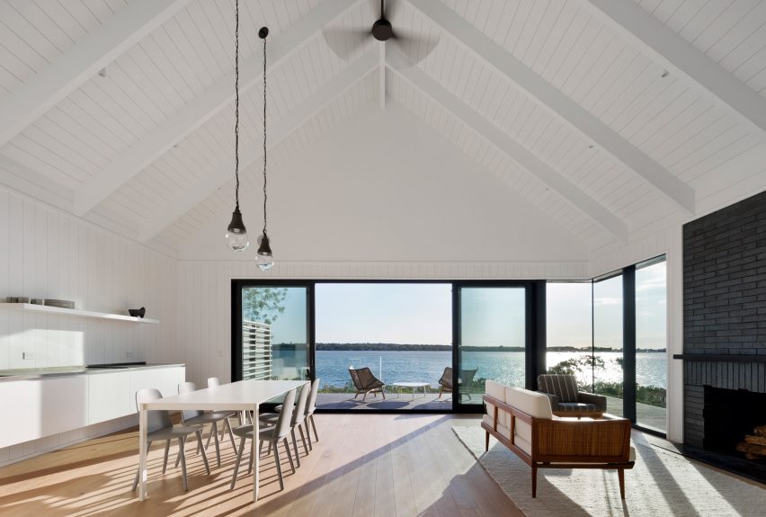 East Lake House by Robert Young Architects