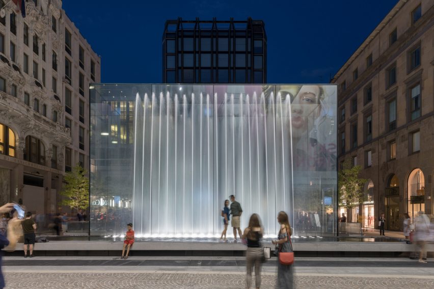 Foster + Partners Apple Store Milan. Photos by Nigel Young