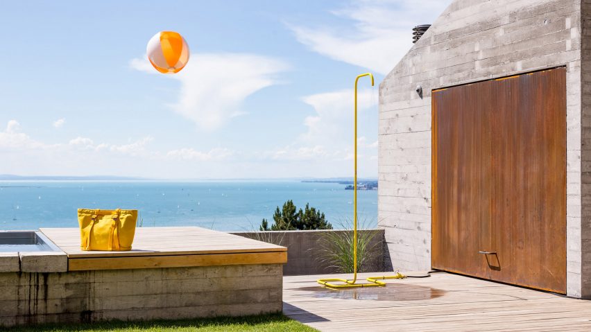 Tarantik & Egger present a minimalist demountable outdoor shower