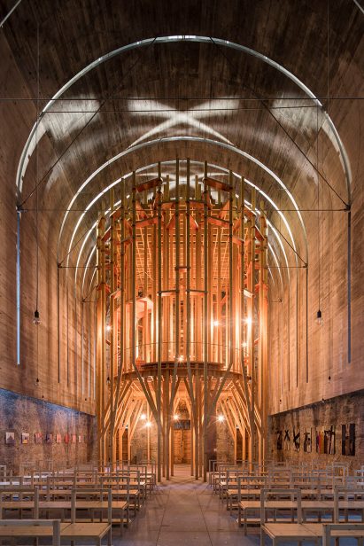 Portuguese architects Cerejeira Fontes renovate the Imaculada Chapel with an “indoor forest” structure