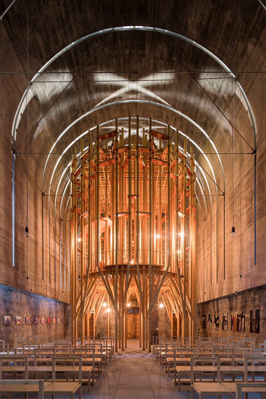 Portuguese architects Cerejeira Fontes renovate the Imaculada Chapel with an “indoor forest” structure