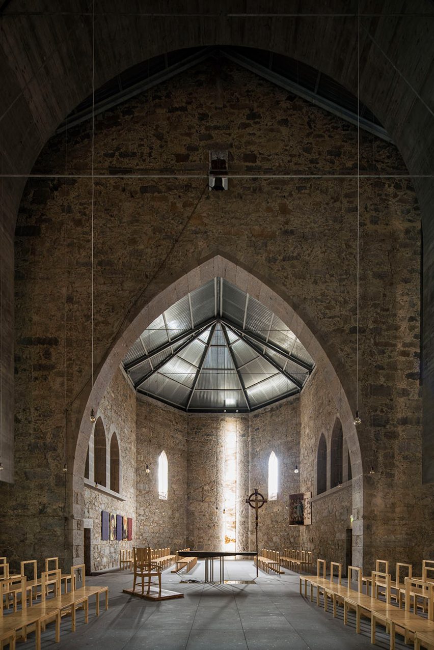 Portuguese architects Cerejeira Fontes renovate the Imaculada Chapel with an “indoor forest” structure