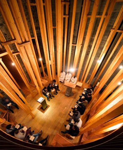 Portuguese architects Cerejeira Fontes renovate the Imaculada Chapel with an “indoor forest” structure