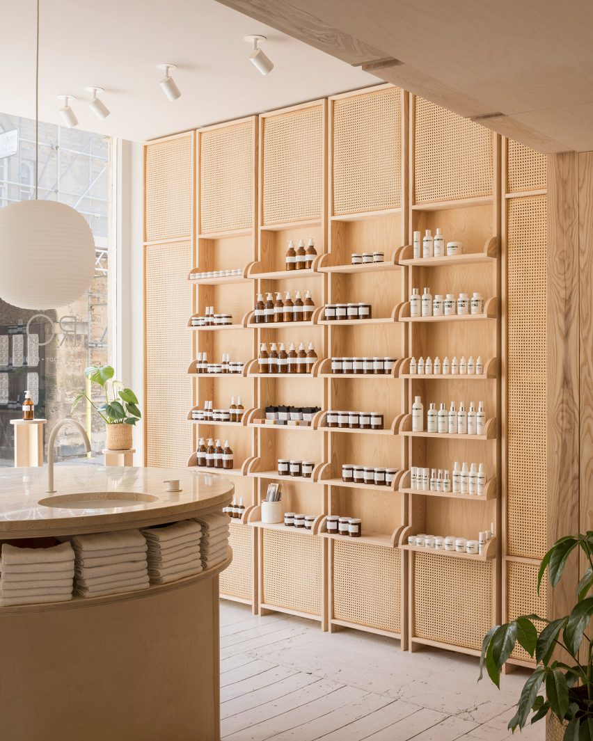 O'Sullivan Skoufoglou pairs wooden joinery with peach tones for RÖ Skin shop