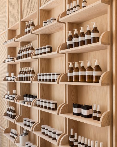 O'Sullivan Skoufoglou pairs wooden joinery with peach tones for RÖ Skin shop