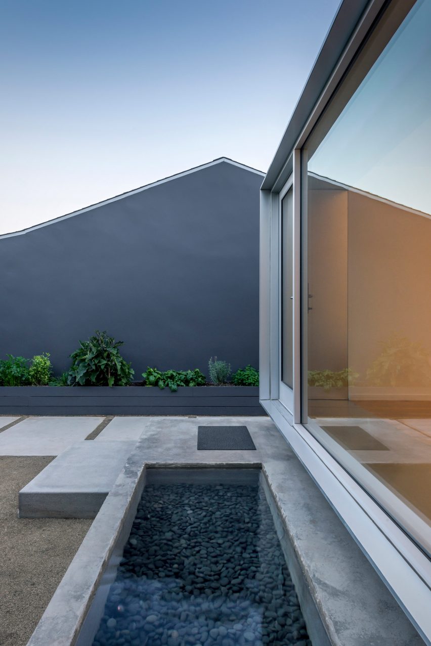 Rear Window House by Edward Ogosta Architecture