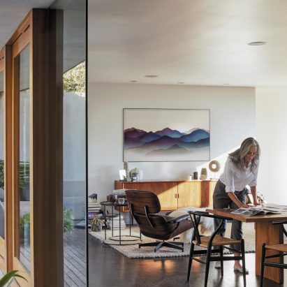 Samsung QLED TV with Ambient Mode enhances a home
