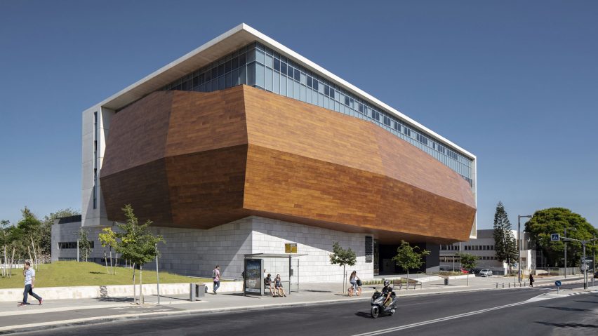 Wooden “treasure chest” wraps Tel Aviv’s new museum of natural history
