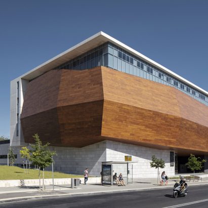 Wooden “treasure chest” wraps Tel Aviv’s new museum of natural history