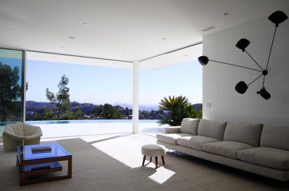 Residence overlooking Mulholland Drive by Heusch Inc.