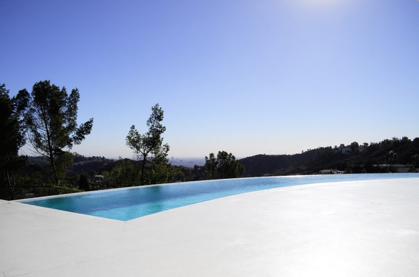 Residence overlooking Mulholland Drive by Heusch Inc.
