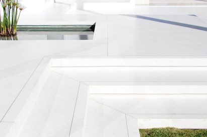 Residence overlooking Mulholland Drive by Heusch Inc.