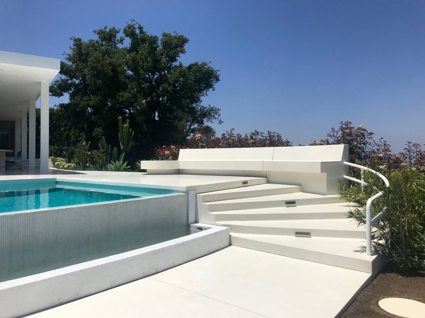 Residence overlooking Mulholland Drive by Heusch Inc.
