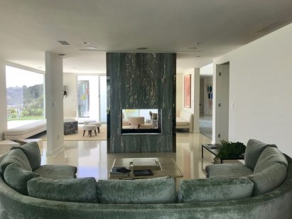 Residence overlooking Mulholland Drive by Heusch Inc.