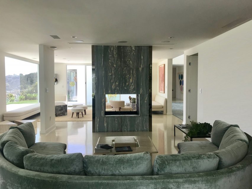 Residence overlooking Mulholland Drive by Heusch Inc.
