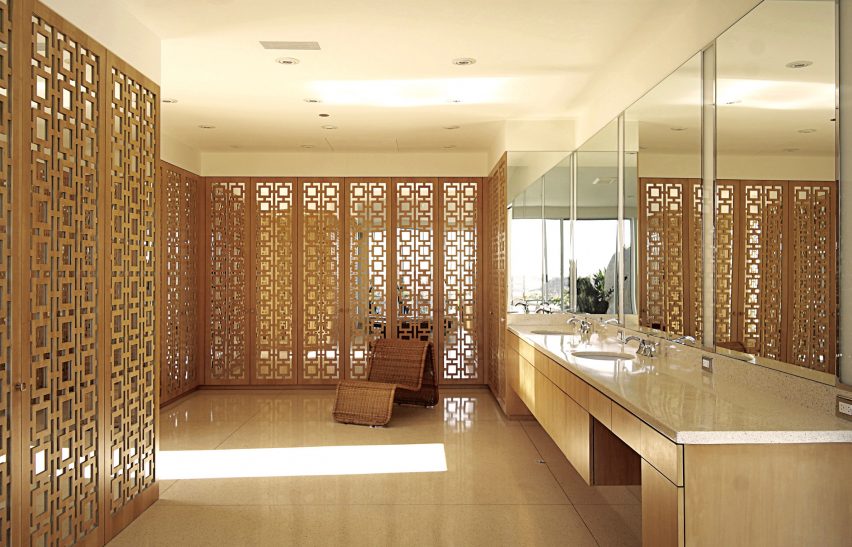 Residence overlooking Mulholland Drive by Heusch Inc.