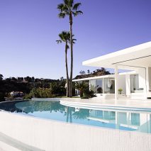 Residence overlooking Mulholland Drive by Heusch Inc.