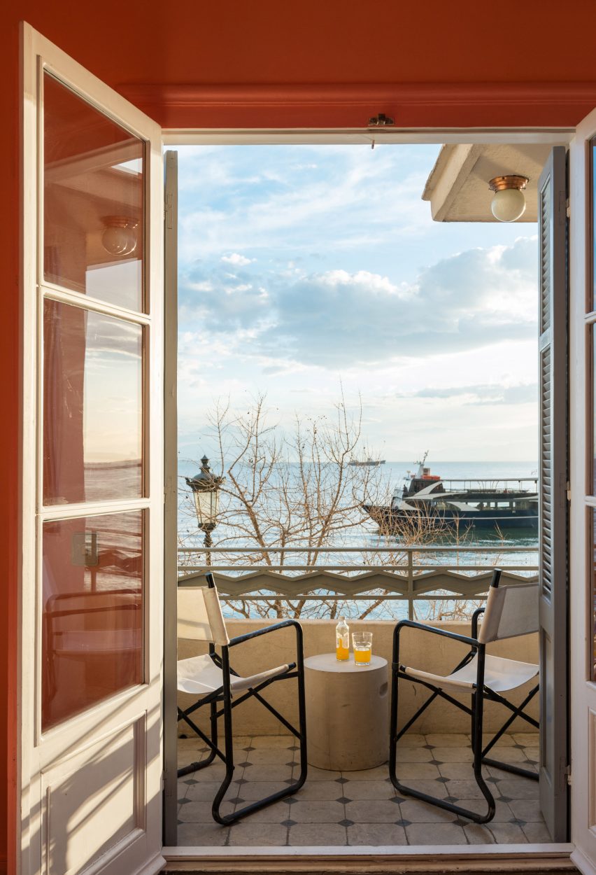 Waterfront Nikis Apartment by Stamatios Giannikis