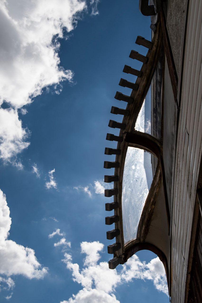 Alex Chinneck unzips the walls of a building in latest installation