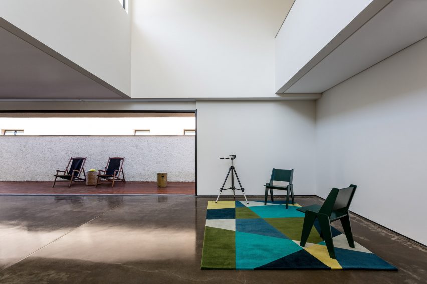 Alpha House by UABI