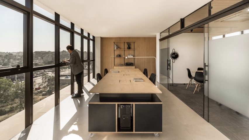 Solo Arquitetos softens Brazilian office space with light wood details