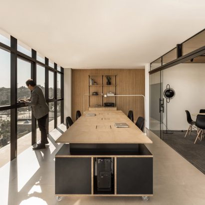 Solo Arquitetos softens Brazilian office space with light wood details
