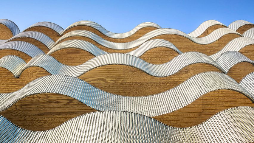 Undulating balconies wrap housing development on Parisian island